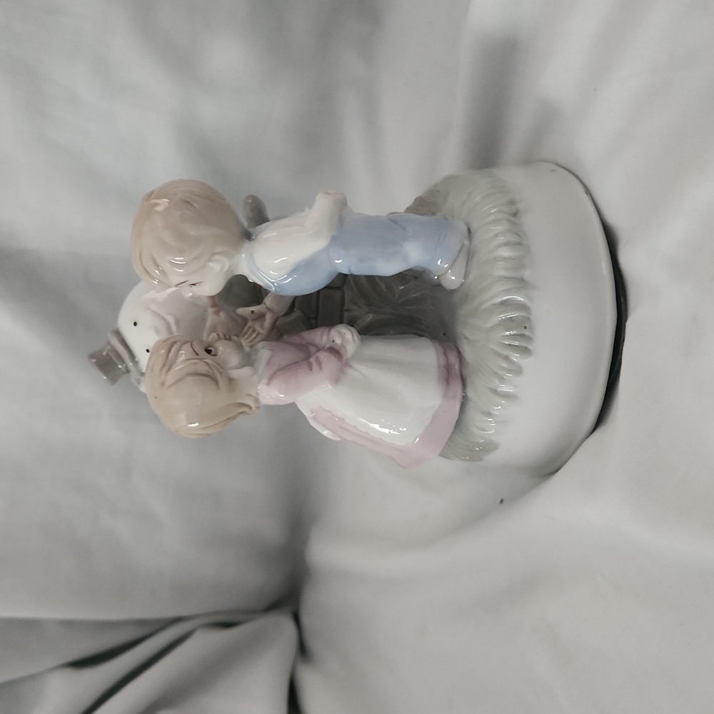 Far Horizons ceramic Humpty Dumpty turning musical figurine